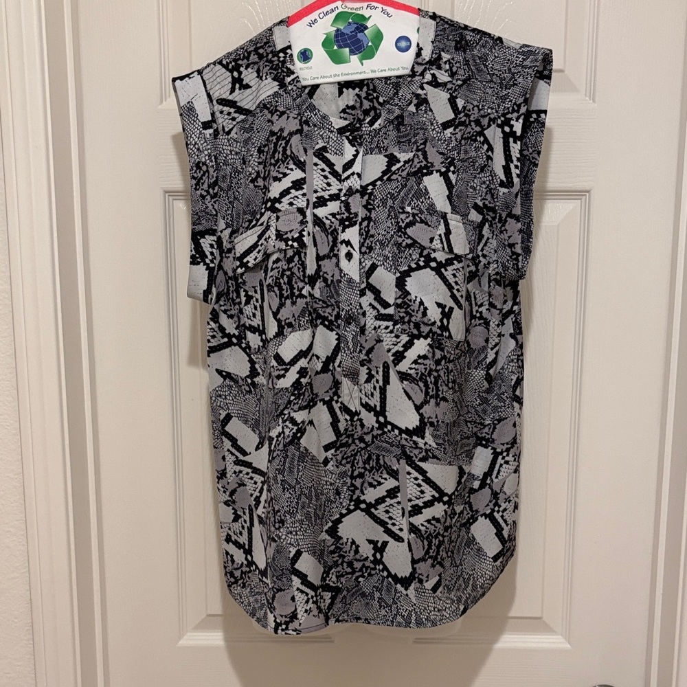 Trouve Black and White Sleeveless Abstract Print Blouse